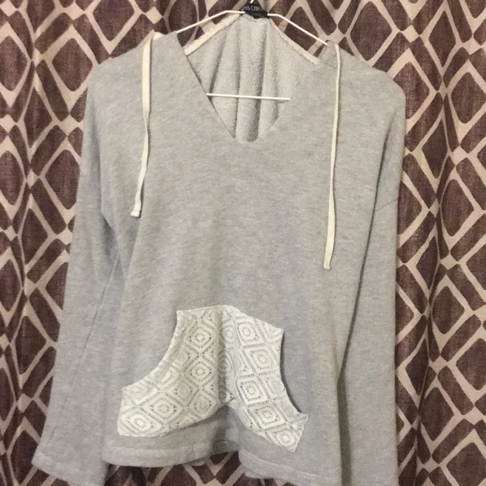 Light  gray pullover with lace detail